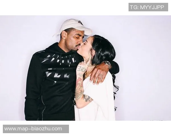 足球巨星与欧文亲密合影 握球衣传递友谊与荣誉