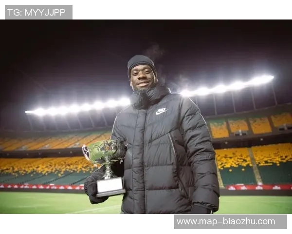 阿方索戴维斯足球折射卡精彩展示速度与技巧的完美结合